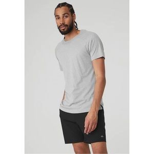 ALO Yoga – Men's The Triumph Crew Neck Dusty Blue T-Shirt Size Medium